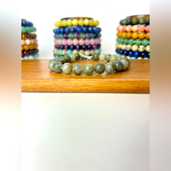 Handmade genuine gemstone bracelet. This Labradorite bracelet is adjustable. - Picture 1 of 6